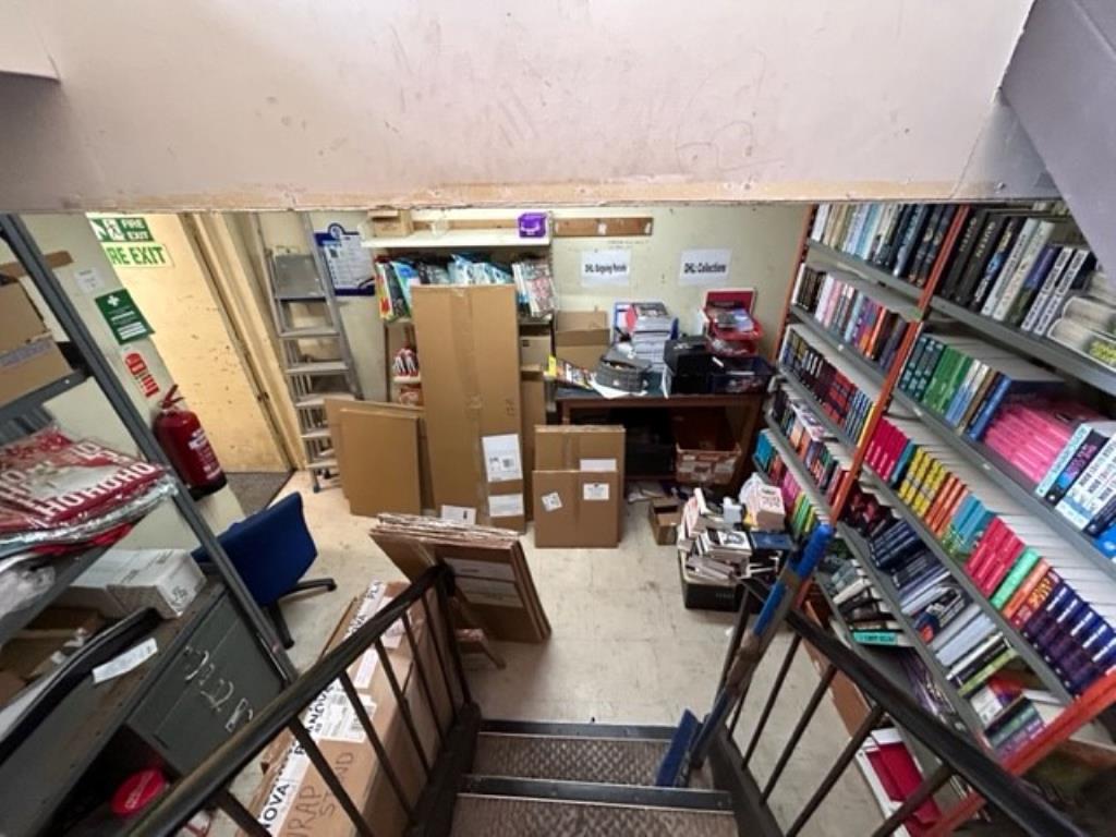 Lot: 35 - FREEHOLD COMMERCIAL INVESTMENT IN TOWN CENTRE - Store area